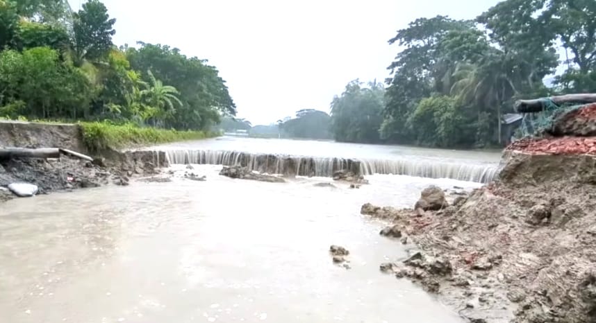 জোয়ারের তোড়ে ভেসে গেল সড়ক, দুর্ভোগে ২০ হাজার বাসিন্দা
